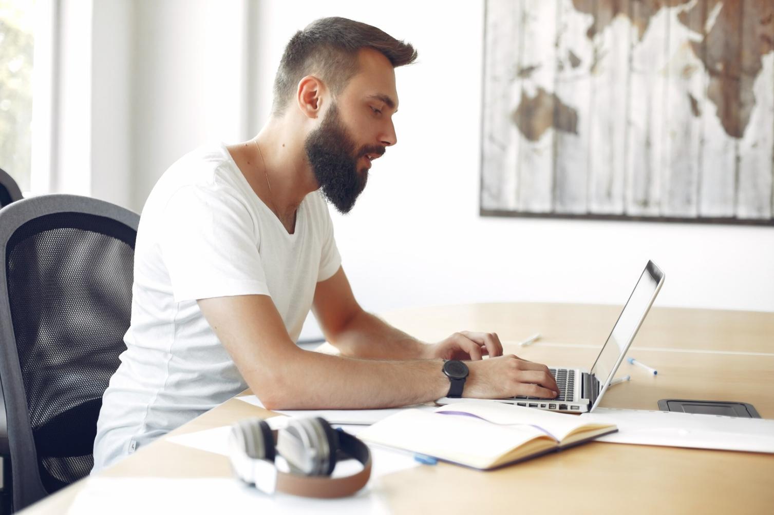 Espace de travail avec documents financiers et outils de négociation